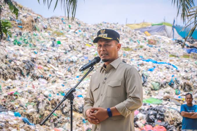 Walikota Pekanbaru, Agung Nugroho saat meninjau TPA sampah Muara Fajar (foto/pekanbaru.go.id)